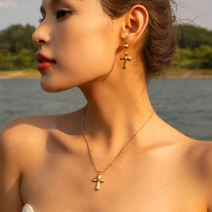 Ensemble collier et boucles d'oreilles croix minimaliste avec pierres œil de tigre