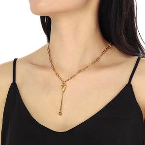 Détail du collier chaîne trombone doré avec pendentif cœur texturé sur mannequin