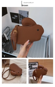Détail du sac à bandoulière lapin marron avec texture litchi et détails dorés