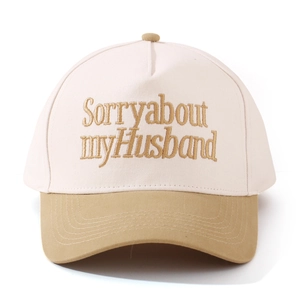 Details der Bestickung auf der zweifarbigen beige-khakifarbenen Trucker-Baseballkappe