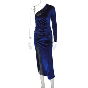 Détail d'une robe élégante en velours bleu marine à une épaule avec fente latérale