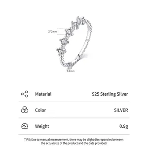 Anello minimalista in argento S925 con zirconi quadrati e fascia con trama a corda