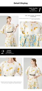 Detail van de witte geplooide jurkstof met gele en blauwe kleine bloemmotieven