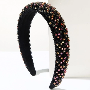 Détail de perles de cristal faites à la main sur un serre-tête rembourré noir