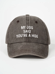 Dettaglio cappellino grigio in cotone lavato con scritta MY DOG SAID YOU'RE A HOE