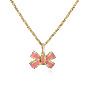 Dettaglio di una collana dorata con ciondolo a fiocco in smalto rosa e cristalli lucenti