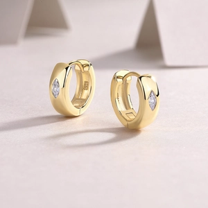 Vue détaillée des boucles d'oreilles dorées en argent S925 avec pierres marquises fines