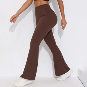 Detailansicht der Yoga-Schlaghose mit hoher Taille in Dunkelbraun und Peach-Lift-Effekt