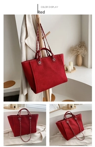Detalle del bolso tote de tweed rojo con asas de cuero y correa de hombro de cadena
