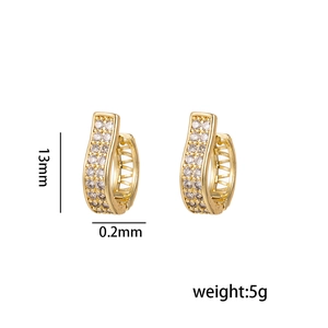 Eleganti orecchini da 13 mm in rame placcato oro con zirconi, peso 5g su sfondo bianco