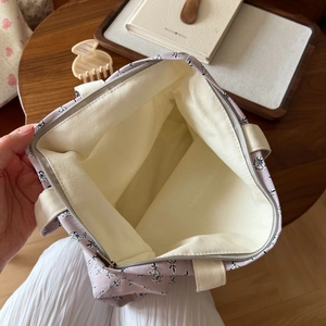 Detailansicht der geblümten Baumwolltasche mit weißem Innenfutter und sicherem Reißverschluss