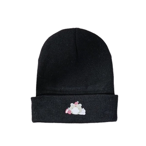 Bonnet en maille noire classique avec broderie mignonne fraise et grenouille