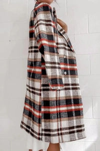 Dettaglio della camicia lunga a quadri con texture in flanella e colletto a risvolto