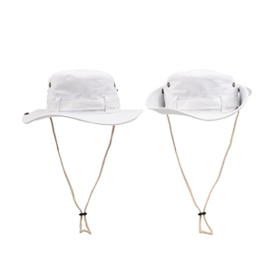 Détail de chapeaux de soleil blancs avec larges bords et cordons coupe-vent ajustables