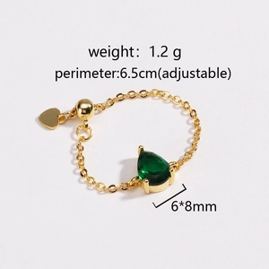 Vue détaillée d'une bague ajustable plaquée or 18k avec pierre verte en forme de poire