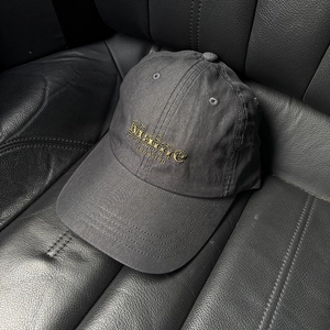 Détail d'une casquette de baseball gris foncé avec broderie Maine location dorée