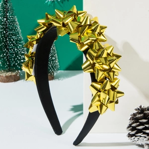 Cerchietto natalizio con fiocchi regalo dorati scintillanti su sfondo festivo curato