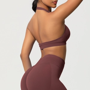 Détail de la brassière de yoga dos nu mauve sans couture et du legging taille haute