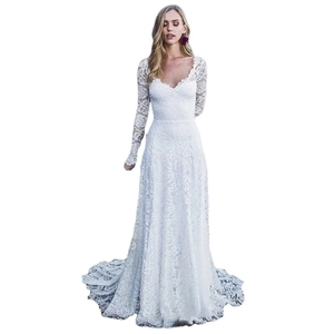 Robe de mariée trapèze élégante en dentelle à manches longues avec col en V profond
