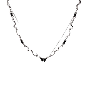 Collier chaîne argentée avec pendentif papillon noir et accents de pierres géométriques