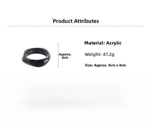 Détail d'un bracelet géométrique en acrylique noir avec texture marbrée et dimensions