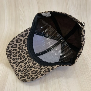 Vue détaillée de la casquette léopard avec doublure en polyester et boucle métallique