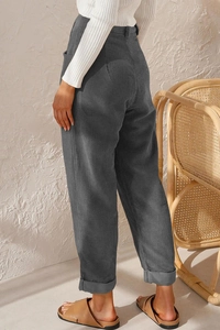 Detailansicht der dunkelgrauen Cordhose mit hoher Taille und geradem Schnitt von hinten