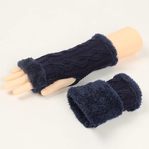 Détail de gants en tricot bleu marine sans doigts avec revers en fausse fourrure