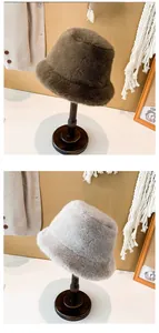 Détails de chapeaux bobs en fausse fourrure marron et gris sur supports en bois pour l'hiver