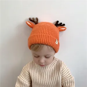 Bonnet en tricot orange pour bébé avec bois de renne 3D et oreilles pour l'hiver