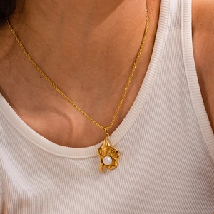Goldene Kordelkette mit unregelmäßigem Lava-Anhänger und weißer Perle für Damen