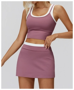 Detail eines rosa Sportsets mit weißer Rippung für Tennis und Yoga-Übungen