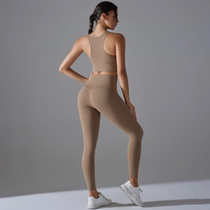 Detail der hoch taillierten Yoga-Leggings und des Sport-BHs in Hellbraun für Damen