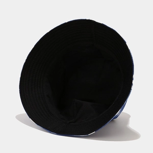 Dettaglio del cappello alla pescatora tie-dye con fodera nera e tesa con cuciture rinforzate