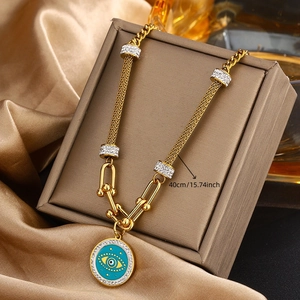 Détail du pendentif œil protecteur plaqué or 18k avec indication de longueur de 40 cm