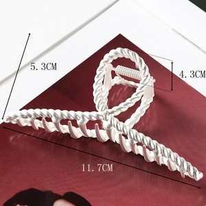 Silver metal hair claw clip with twisted texture design showing dimensions 11.7cm and 4.3cm