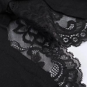 Robe noire à une épaule avec dentelle complexe et ourlet asymétrique élégant