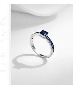 Detailansicht des S925 Sterlingsilber-Rings mit blauem Saphir und Seitensteinen