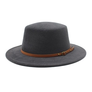 Détail d'un chapeau en feutre gris foncé avec bande en cuir marron et boucle dorée