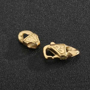 Karabinerverschluss aus goldenem Titanstahl mit aufwendigem geprägtem Blumenmuster-Detail