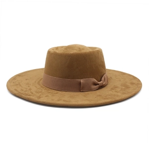Détail d'un élégant chapeau en feutre camel avec ruban de soie et nœud décoratif chic