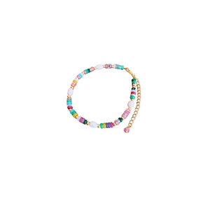 Bracelet en perles de style chinois avec pierres naturelles et fermoir doré sur fond blanc