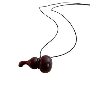 Collier vintage avec pendentif gourde en bois rouge et cordon noir minimaliste