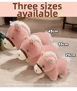 Trois peluches de cheval rose en tailles 45cm, 35cm et 25cm pour comparaison de jouets