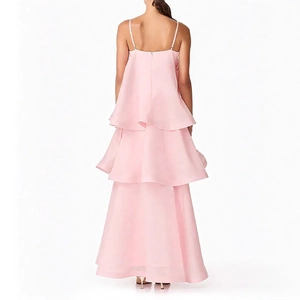 Robe longue rose à volants étagés avec bretelles et silhouette fluide élégante