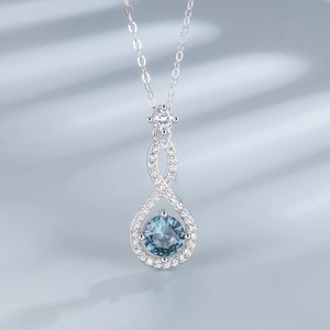 Elegante collana infinito in argento 925 con una gemma blu tonda e zirconi bianchi