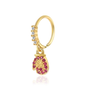 Detaillierte Makroansicht eines vergoldeten Nasenrings mit einem rosa Strass-Handschuh