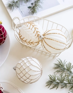 Trois boules de Noël blanches de 8cm avec motifs à paillettes dorées sur pin