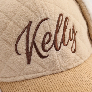 Warme Wintermütze für Kinder mit Kelly-Stickerei und Ohrenschutz aus weichem Plüschstoff