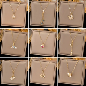 Détails de neuf colliers plaqués or 18 carats avec pendentifs trèfle et cœur